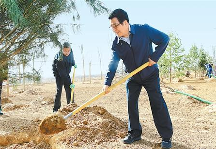 林鐸參加省城蘭州義務植樹活動時強調(diào) 牢固樹立綠水青山就是金山銀山的理念 為全面建成小康社會創(chuàng)造良好生態(tài)環(huán)境 歐陽堅孫偉等參加