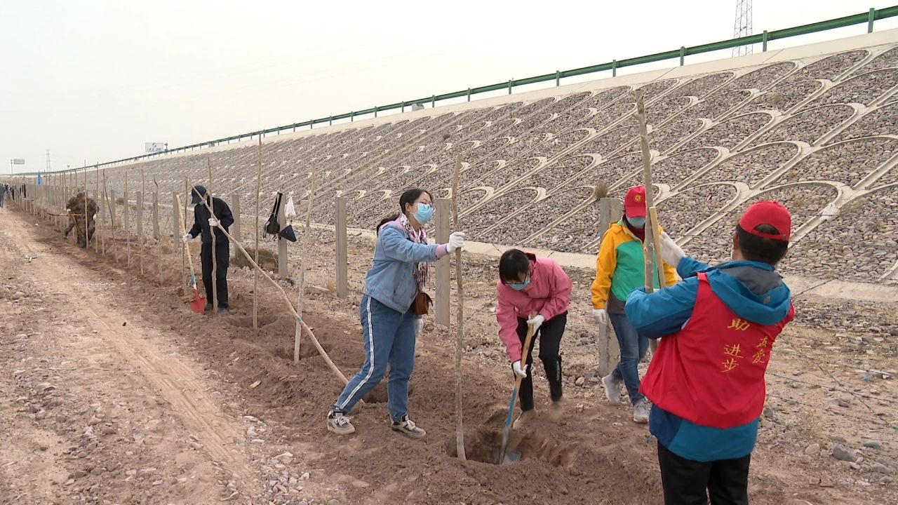 金昌市黨政軍領(lǐng)導(dǎo)與千名干部職工部隊(duì)官兵一同植樹(shù) 張永霞楊建武王富民等參加