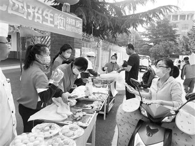 “劉大廚喊你來(lái)吃飯” 天水一幼兒園臨時(shí)“轉(zhuǎn)行”賣早點(diǎn)