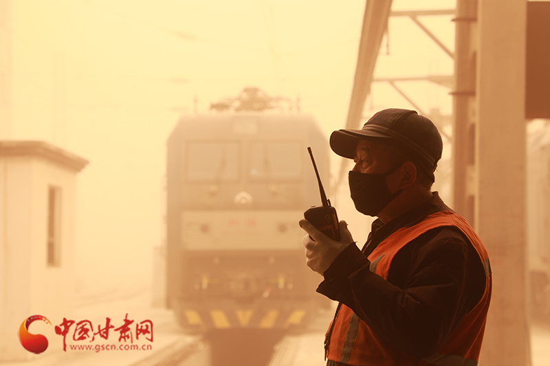 蘭州鐵路局積極應(yīng)對沙塵天氣 確保運輸安全