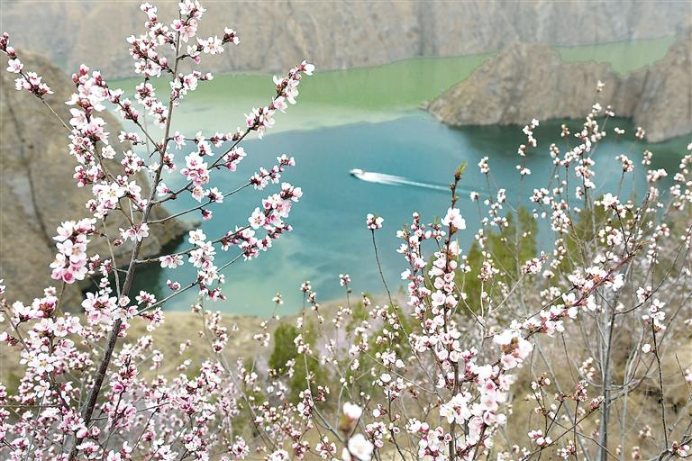 3月28日船舶行駛在黃河劉家峽水庫