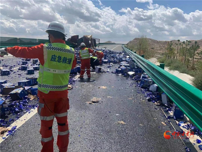 景中高速貨車側翻啤酒瓶碎一地 高速清障大隊緊急清理防扎胎