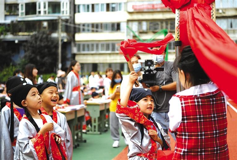 七里河小學教育集團舉行新生“開筆禮”