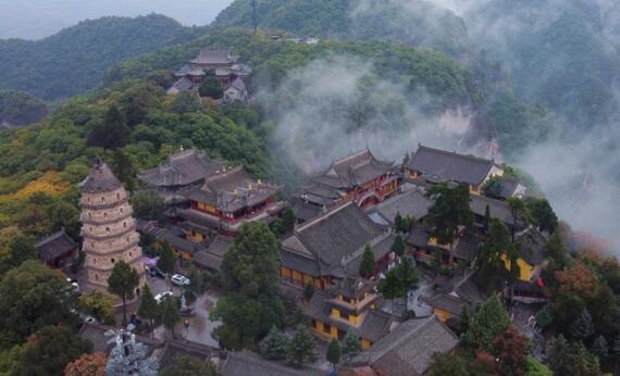 【“飛閱”中國】崆峒山“煙雨圖”：翠峰古建“隱”云海