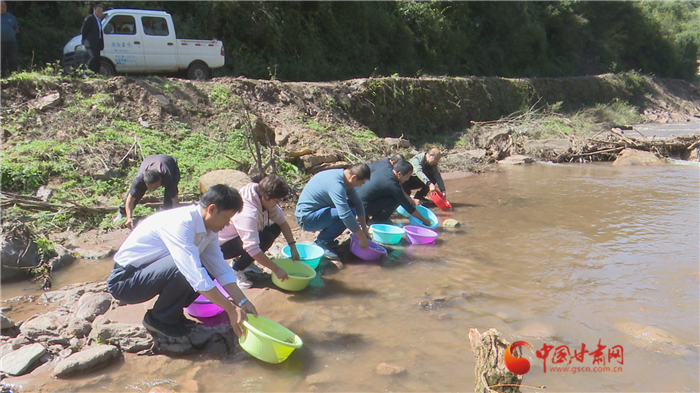 平?jīng)鋈A亭市增殖放流5000尾秦嶺細鱗鮭