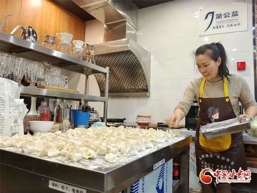 【隴拍客】冬至日 蘭州社區(qū)餃子飄香不怕凍耳朵