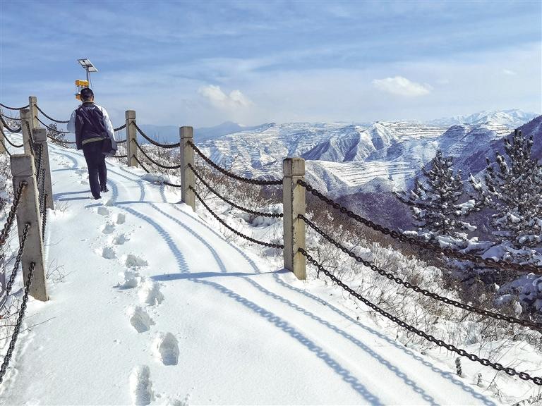 雪潤關(guān)山（組圖）