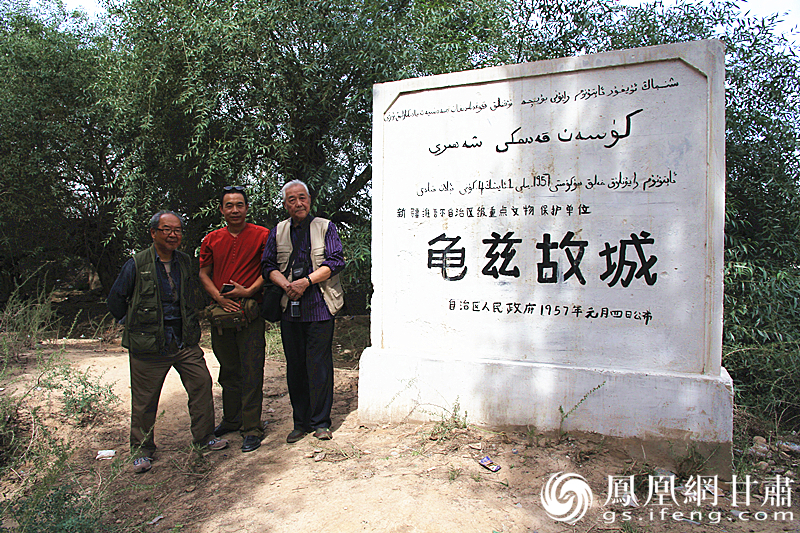 庫車是古代龜茲語，意為“龜茲人的城”，乃絲綢之路重鎮(zhèn)。2016年，蘇朗（右）、文巖（左）等藝術(shù)家前往庫車龜茲故城遺址采風(fēng)。楊文遠 攝