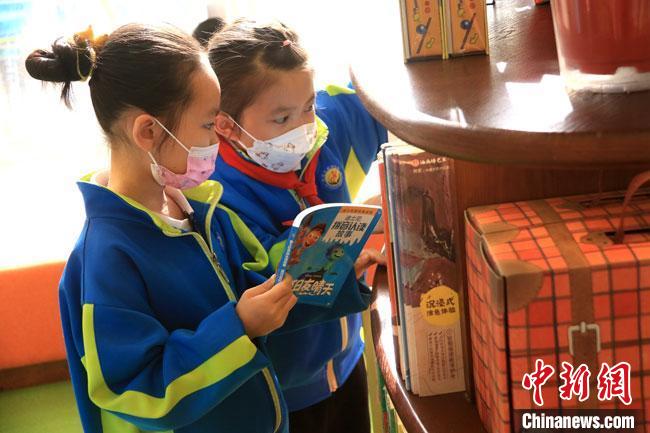 4月23日，不少民眾走進(jìn)書(shū)局閱讀圖書(shū)，品味書(shū)香，學(xué)習(xí)敦煌文化，享受讀書(shū)快樂(lè)?！↑S燕 攝