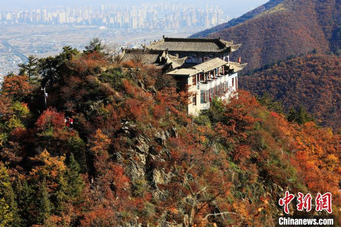 深秋，位于蘭州市榆中縣的興隆山，漫山遍野成五彩顏色。張?zhí)鞂?攝