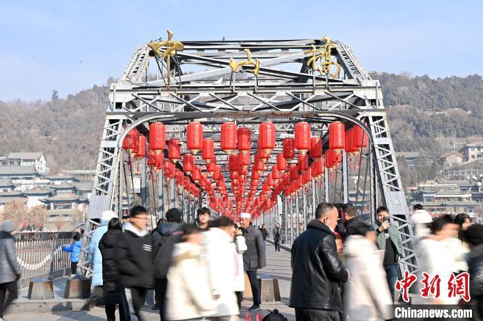 1月30日，裝扮一新的中山橋為即將到來的新春佳節(jié)增添節(jié)日氛圍。九美旦增攝</p><p>