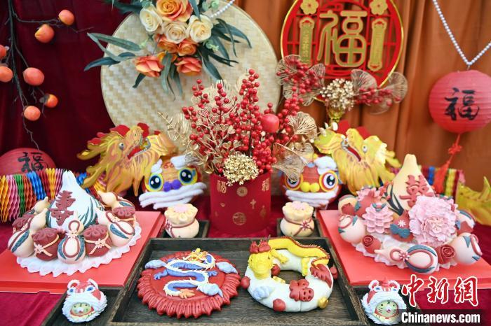 1月25日，春節(jié)臨近，蘭州一花饃店“龍”元素花饃熱銷。圖為展出的“龍”元素花饃。九美旦增 攝