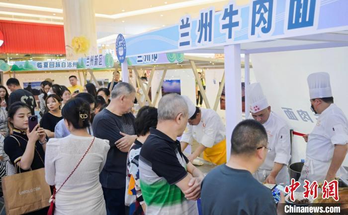 5月11日，“醉美玉如意·感恩幫扶情”甘肅(天津)文創(chuàng)非遺市集和特色美食展示活動在天津舉行。(天津市文旅局供圖)