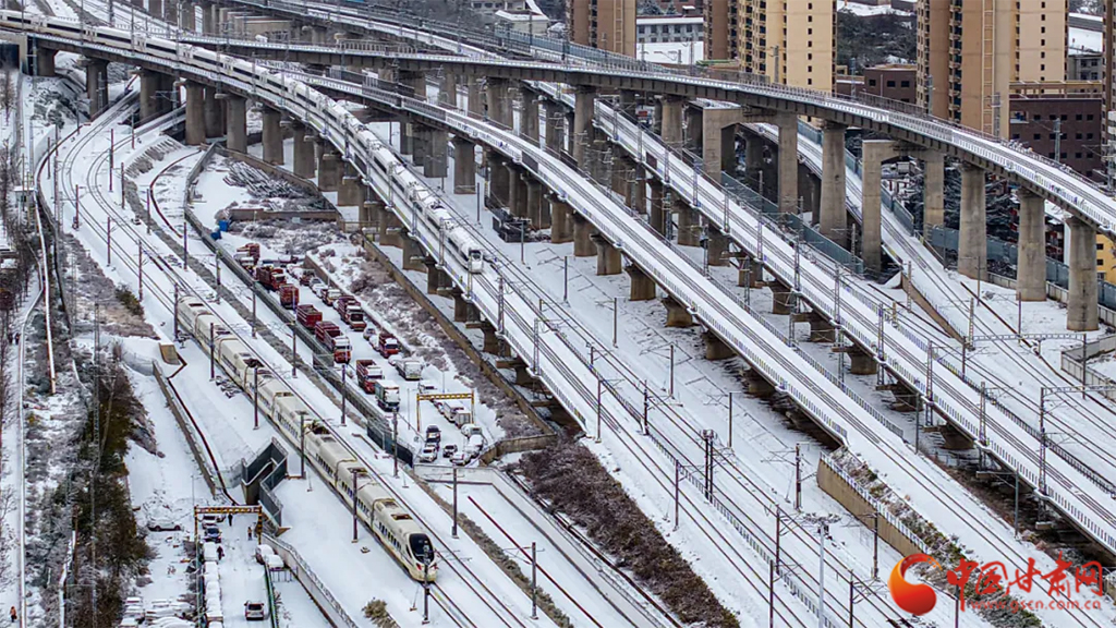 鐵路雪景震撼來(lái)襲