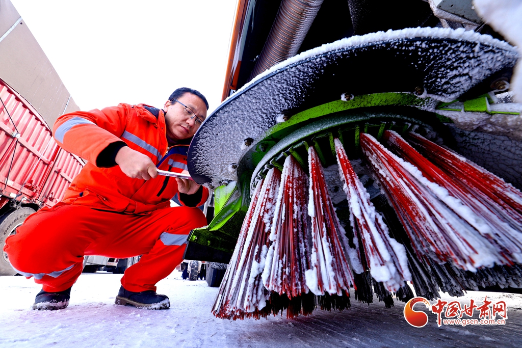 隴拍客|山丹：頂風(fēng)冒雪保暢通